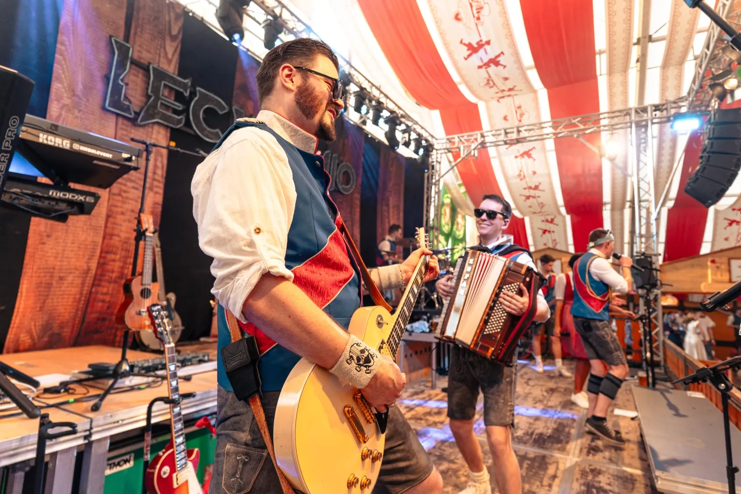 Volles Festzelt während eines Auftritts der Band